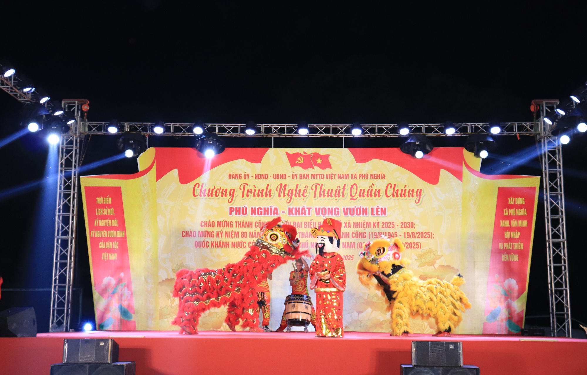 Phú Nghĩa: Chương trình nghệ thuật quần chúng minh chứng sinh động cho khối đại đoàn kết toàn dân, cho tinh thần đồng hành giữa Đảng, chính quyền và nhân dân- Ảnh 10. Phú Nghĩa: Chương trình nghệ thuật quần chúng minh chứng sinh động cho khối đại đoàn kết toàn dân, cho tinh thần đồng hành giữa Đảng, chính quyền và nhân dân- Ảnh 10.