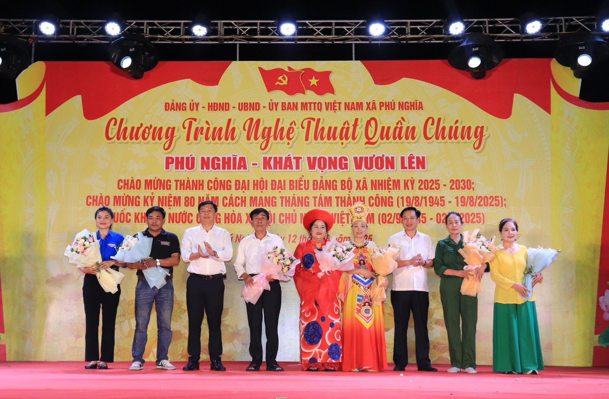 Phú Nghĩa: Chương trình nghệ thuật quần chúng minh chứng sinh động cho khối đại đoàn kết toàn dân, cho tinh thần đồng hành giữa Đảng, chính quyền và nhân dân- Ảnh 1. Phú Nghĩa: Chương trình nghệ thuật quần chúng minh chứng sinh động cho khối đại đoàn kết toàn dân, cho tinh thần đồng hành giữa Đảng, chính quyền và nhân dân- Ảnh 1.