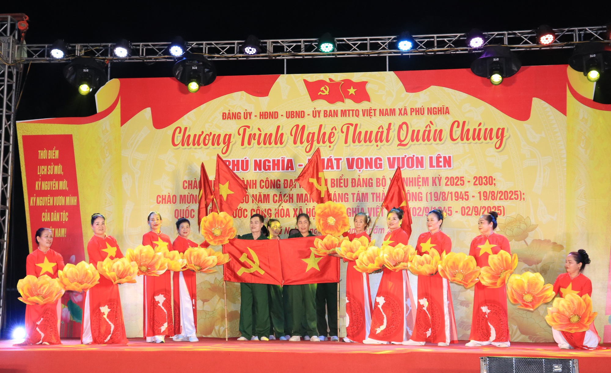 Phú Nghĩa: Chương trình nghệ thuật quần chúng minh chứng sinh động cho khối đại đoàn kết toàn dân, cho tinh thần đồng hành giữa Đảng, chính quyền và nhân dân- Ảnh 2. Phú Nghĩa: Chương trình nghệ thuật quần chúng minh chứng sinh động cho khối đại đoàn kết toàn dân, cho tinh thần đồng hành giữa Đảng, chính quyền và nhân dân- Ảnh 2.