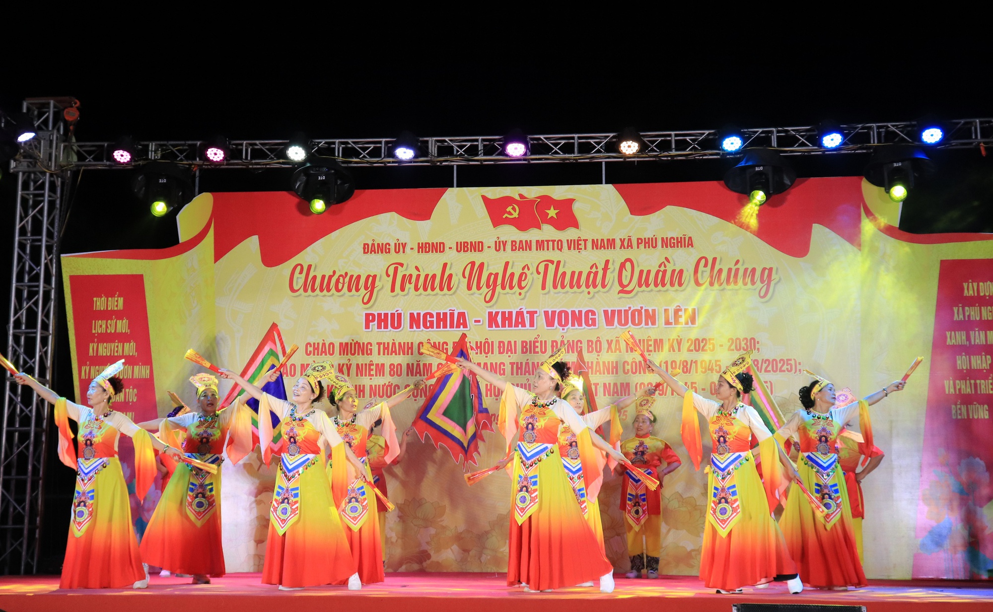 Phú Nghĩa: Chương trình nghệ thuật quần chúng minh chứng sinh động cho khối đại đoàn kết toàn dân, cho tinh thần đồng hành giữa Đảng, chính quyền và nhân dân- Ảnh 8. Phú Nghĩa: Chương trình nghệ thuật quần chúng minh chứng sinh động cho khối đại đoàn kết toàn dân, cho tinh thần đồng hành giữa Đảng, chính quyền và nhân dân- Ảnh 8.