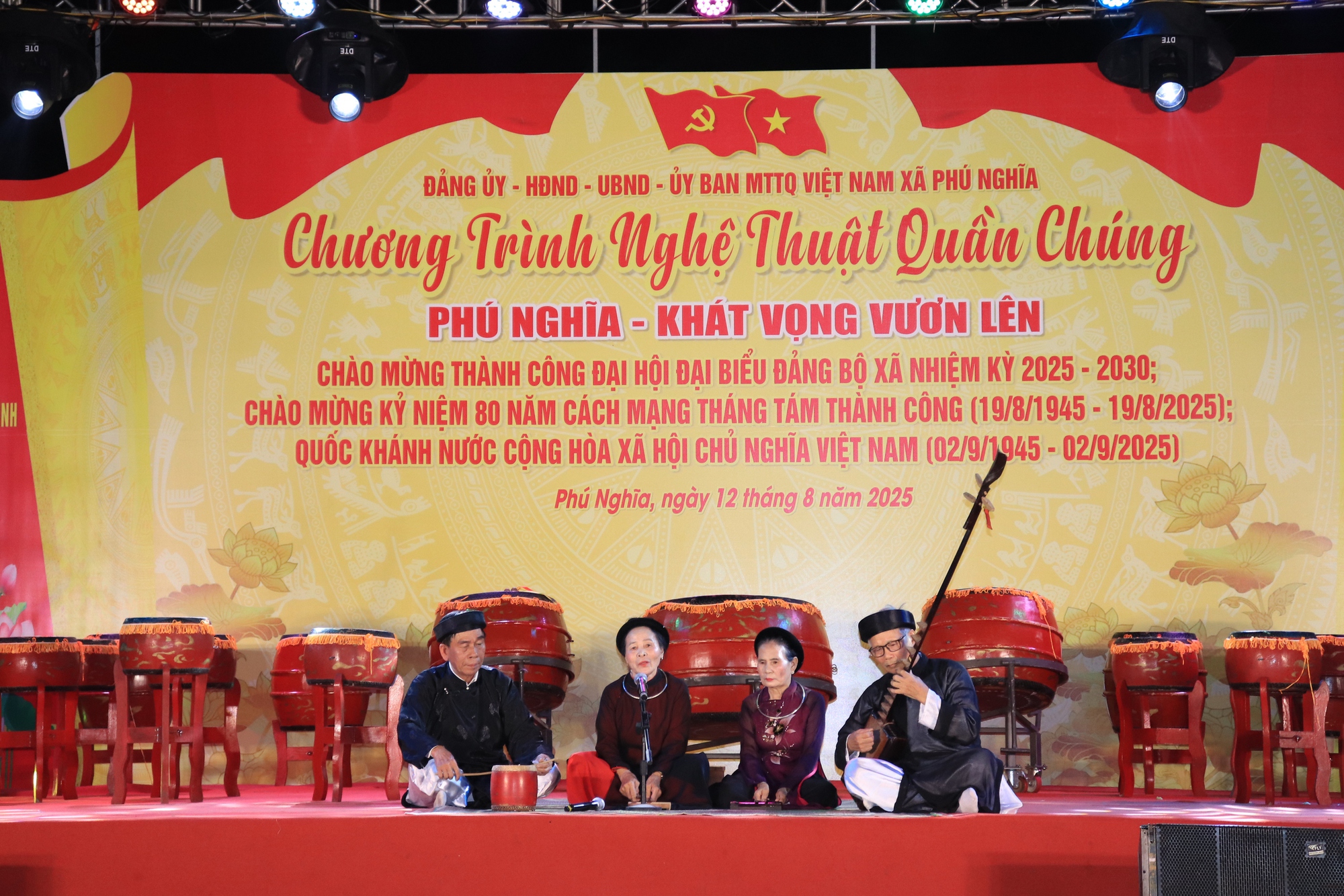 Phú Nghĩa: Chương trình nghệ thuật quần chúng minh chứng sinh động cho khối đại đoàn kết toàn dân, cho tinh thần đồng hành giữa Đảng, chính quyền và nhân dân- Ảnh 9. Phú Nghĩa: Chương trình nghệ thuật quần chúng minh chứng sinh động cho khối đại đoàn kết toàn dân, cho tinh thần đồng hành giữa Đảng, chính quyền và nhân dân- Ảnh 9.