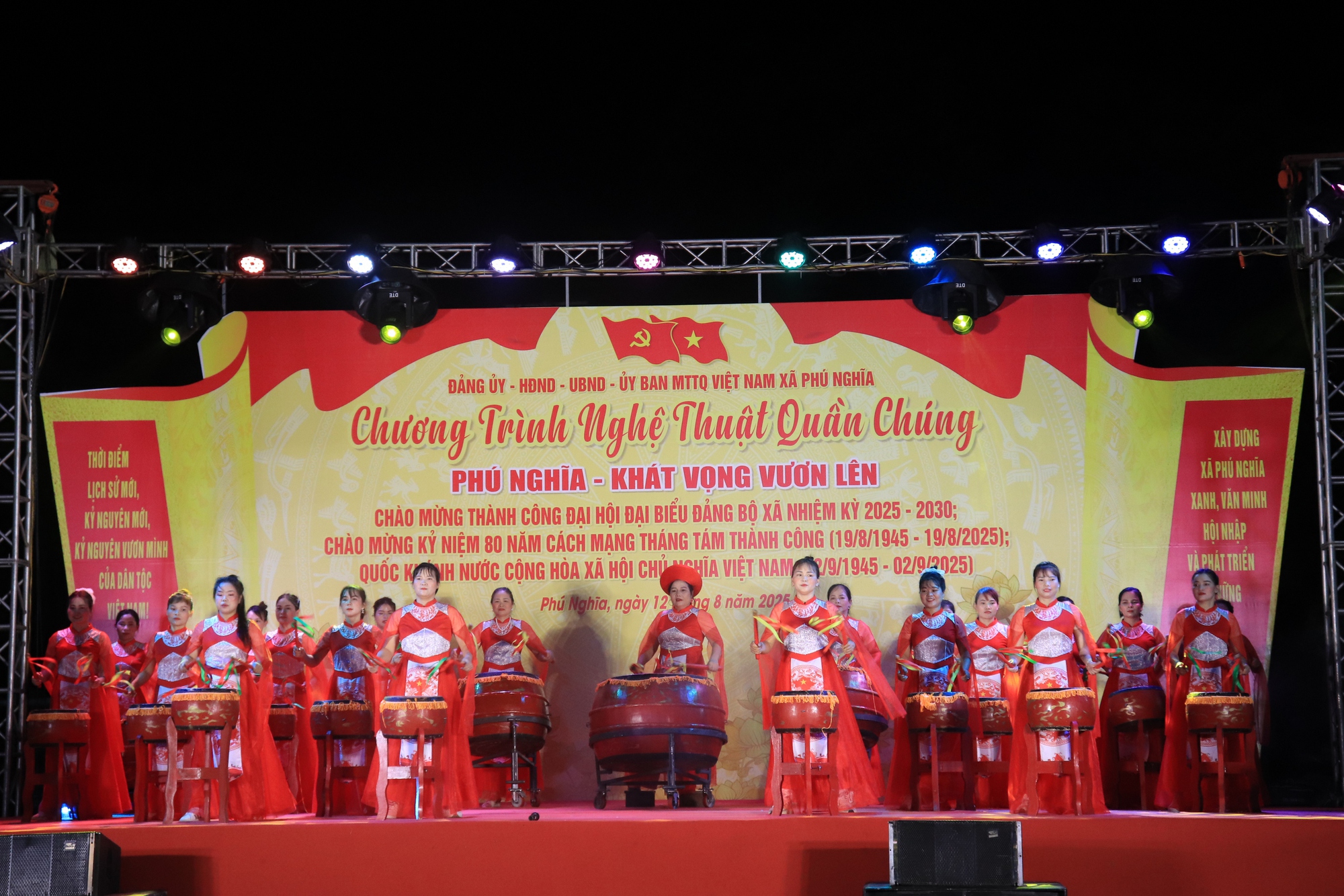 Phú Nghĩa: Chương trình nghệ thuật quần chúng minh chứng sinh động cho khối đại đoàn kết toàn dân, cho tinh thần đồng hành giữa Đảng, chính quyền và nhân dân- Ảnh 4. Phú Nghĩa: Chương trình nghệ thuật quần chúng minh chứng sinh động cho khối đại đoàn kết toàn dân, cho tinh thần đồng hành giữa Đảng, chính quyền và nhân dân- Ảnh 4.