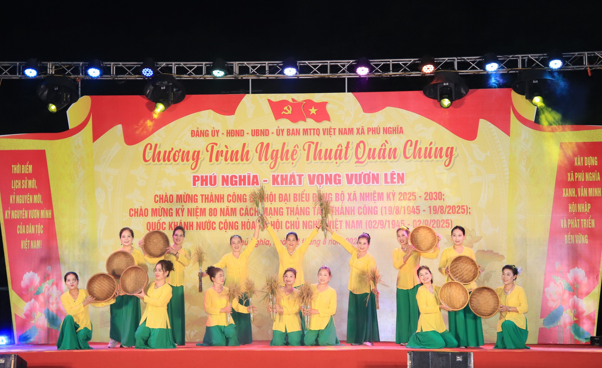 Phú Nghĩa: Chương trình nghệ thuật quần chúng minh chứng sinh động cho khối đại đoàn kết toàn dân, cho tinh thần đồng hành giữa Đảng, chính quyền và nhân dân- Ảnh 6. Phú Nghĩa: Chương trình nghệ thuật quần chúng minh chứng sinh động cho khối đại đoàn kết toàn dân, cho tinh thần đồng hành giữa Đảng, chính quyền và nhân dân- Ảnh 6.