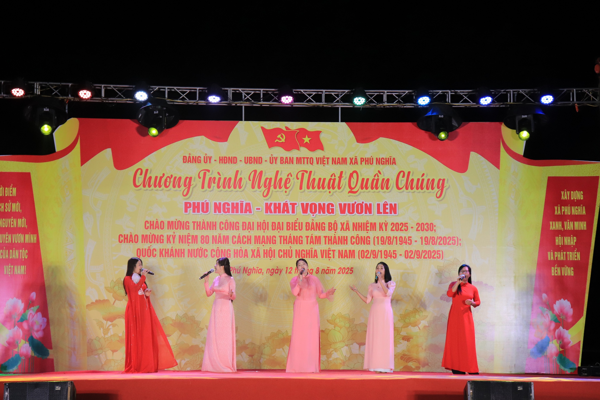 Phú Nghĩa: Chương trình nghệ thuật quần chúng minh chứng sinh động cho khối đại đoàn kết toàn dân, cho tinh thần đồng hành giữa Đảng, chính quyền và nhân dân- Ảnh 7. Phú Nghĩa: Chương trình nghệ thuật quần chúng minh chứng sinh động cho khối đại đoàn kết toàn dân, cho tinh thần đồng hành giữa Đảng, chính quyền và nhân dân- Ảnh 7.