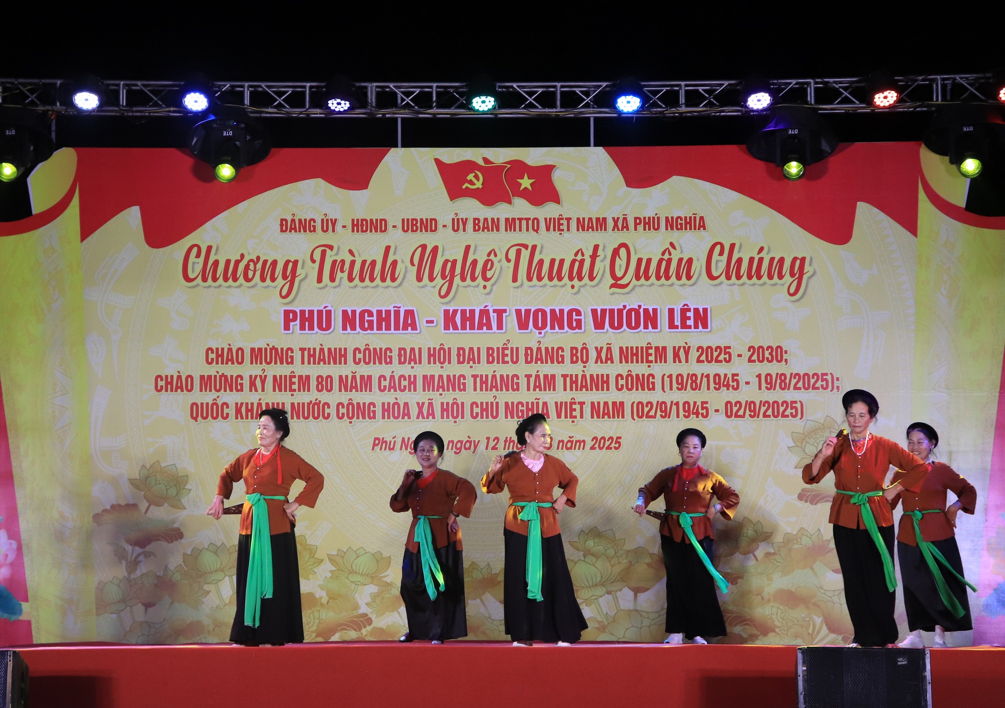 Phú Nghĩa: Chương trình nghệ thuật quần chúng minh chứng sinh động cho khối đại đoàn kết toàn dân, cho tinh thần đồng hành giữa Đảng, chính quyền và nhân dân- Ảnh 11. Phú Nghĩa: Chương trình nghệ thuật quần chúng minh chứng sinh động cho khối đại đoàn kết toàn dân, cho tinh thần đồng hành giữa Đảng, chính quyền và nhân dân- Ảnh 11.