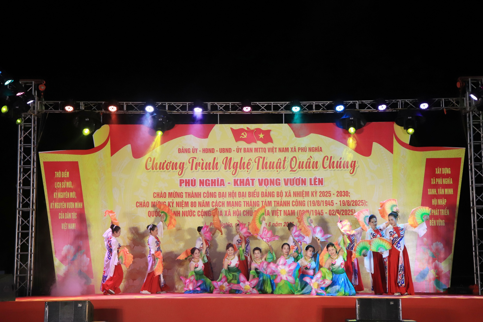 Phú Nghĩa: Chương trình nghệ thuật quần chúng minh chứng sinh động cho khối đại đoàn kết toàn dân, cho tinh thần đồng hành giữa Đảng, chính quyền và nhân dân- Ảnh 3. Phú Nghĩa: Chương trình nghệ thuật quần chúng minh chứng sinh động cho khối đại đoàn kết toàn dân, cho tinh thần đồng hành giữa Đảng, chính quyền và nhân dân- Ảnh 3.