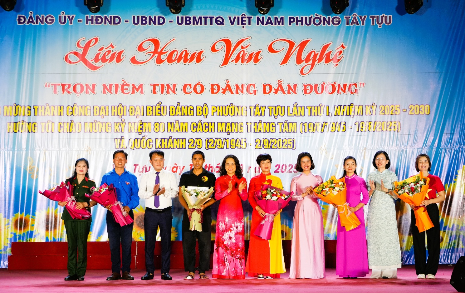 Phường Tây Tựu tổ chức Chương trình văn nghệ với chủ đề “Trọn niềm tin có Đảng dẫn đường”- Ảnh 3. Phường Tây Tựu tổ chức Chương trình văn nghệ với chủ đề “Trọn niềm tin có Đảng dẫn đường”- Ảnh 3.