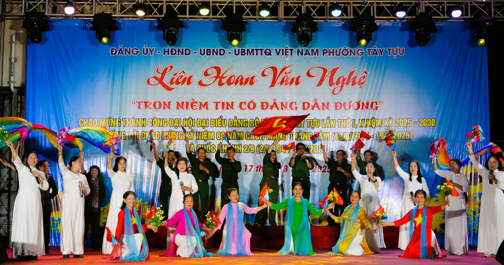 Phường Tây Tựu tổ chức Chương trình văn nghệ với chủ đề “Trọn niềm tin có Đảng dẫn đường”- Ảnh 2. Phường Tây Tựu tổ chức Chương trình văn nghệ với chủ đề “Trọn niềm tin có Đảng dẫn đường”- Ảnh 2.