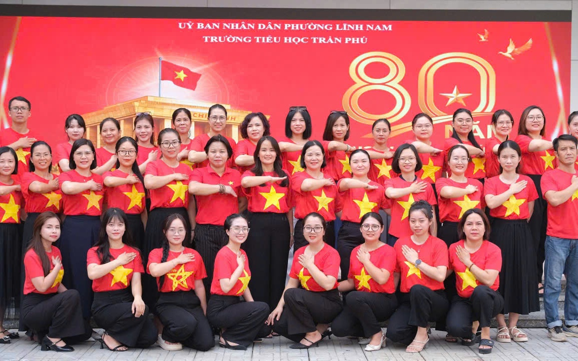 Thầy và trò trường Tiểu học Trần Phú rực rỡ cờ hoa chào mừng kỷ niệm 80 năm, ngày Cách mạng Tháng Tám thành công (19/8/1945- 19/8/2025) và Quốc khánh 2/9 (2/9/1945 - 2/9/2025)- Ảnh 1. Thầy và trò trường Tiểu học Trần Phú rực rỡ cờ hoa chào mừng kỷ niệm 80 năm, ngày Cách mạng Tháng Tám thành công (19/8/1945- 19/8/2025) và Quốc khánh 2/9 (2/9/1945 - 2/9/2025)- Ảnh 1.