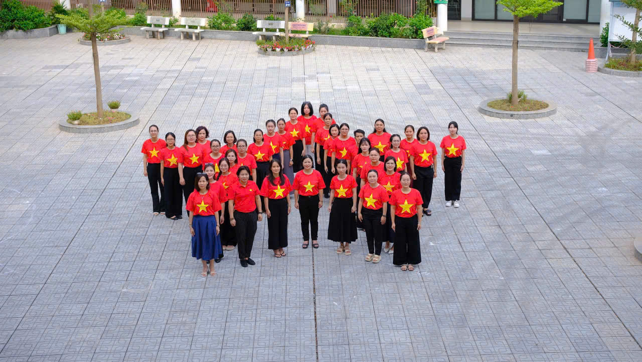 Thầy và trò trường Tiểu học Trần Phú rực rỡ cờ hoa chào mừng kỷ niệm 80 năm, ngày Cách mạng Tháng Tám thành công (19/8/1945- 19/8/2025) và Quốc khánh 2/9 (2/9/1945 - 2/9/2025)- Ảnh 8. Thầy và trò trường Tiểu học Trần Phú rực rỡ cờ hoa chào mừng kỷ niệm 80 năm, ngày Cách mạng Tháng Tám thành công (19/8/1945- 19/8/2025) và Quốc khánh 2/9 (2/9/1945 - 2/9/2025)- Ảnh 8.