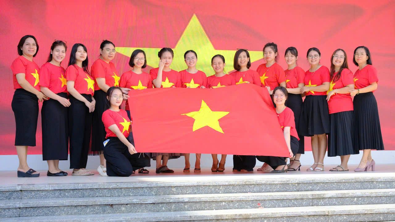 Thầy và trò trường Tiểu học Trần Phú rực rỡ cờ hoa chào mừng kỷ niệm 80 năm, ngày Cách mạng Tháng Tám thành công (19/8/1945- 19/8/2025) và Quốc khánh 2/9 (2/9/1945 - 2/9/2025)- Ảnh 3. Thầy và trò trường Tiểu học Trần Phú rực rỡ cờ hoa chào mừng kỷ niệm 80 năm, ngày Cách mạng Tháng Tám thành công (19/8/1945- 19/8/2025) và Quốc khánh 2/9 (2/9/1945 - 2/9/2025)- Ảnh 3.