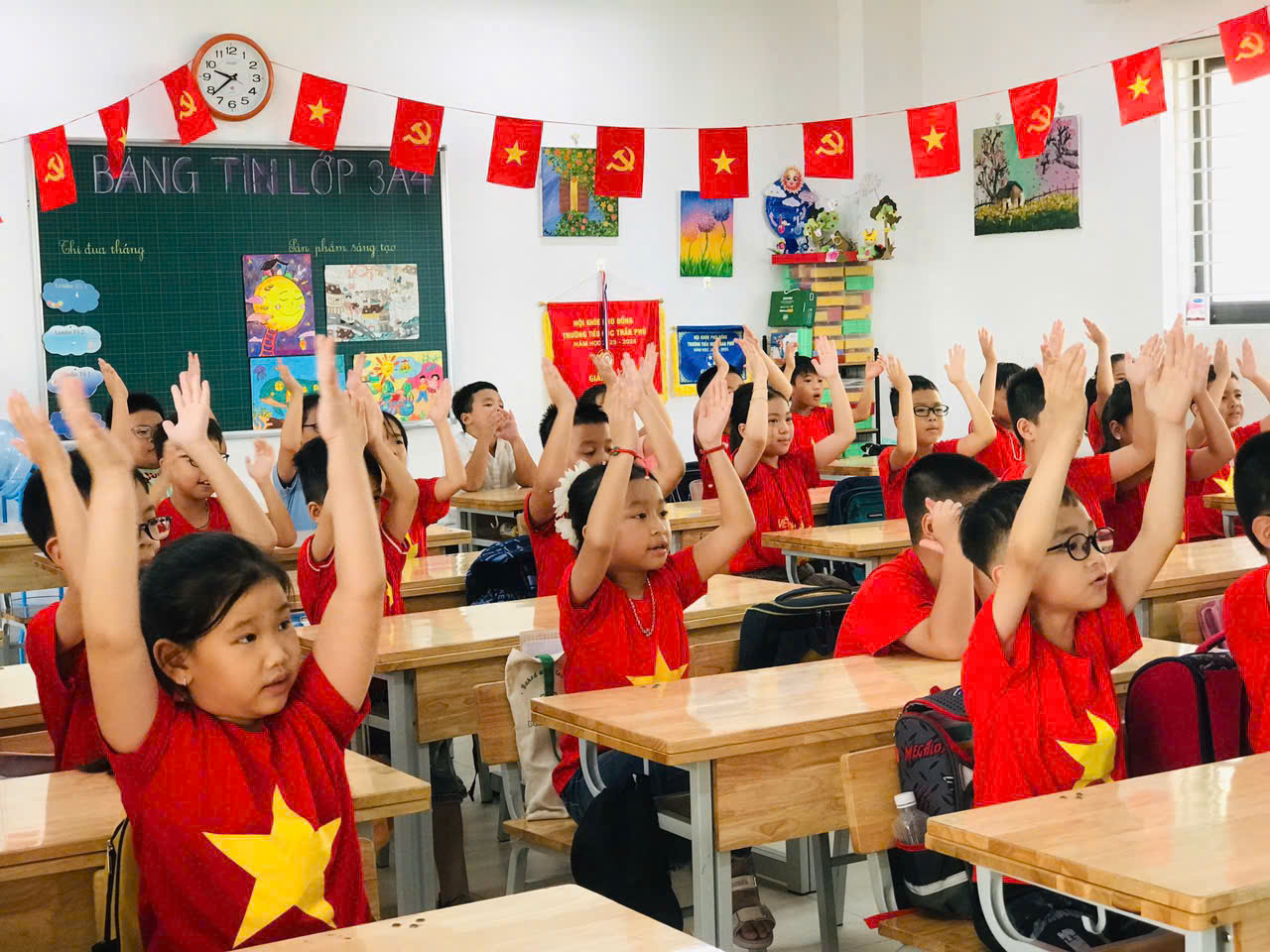 Thầy và trò trường Tiểu học Trần Phú rực rỡ cờ hoa chào mừng kỷ niệm 80 năm, ngày Cách mạng Tháng Tám thành công (19/8/1945- 19/8/2025) và Quốc khánh 2/9 (2/9/1945 - 2/9/2025)- Ảnh 6. Thầy và trò trường Tiểu học Trần Phú rực rỡ cờ hoa chào mừng kỷ niệm 80 năm, ngày Cách mạng Tháng Tám thành công (19/8/1945- 19/8/2025) và Quốc khánh 2/9 (2/9/1945 - 2/9/2025)- Ảnh 6.