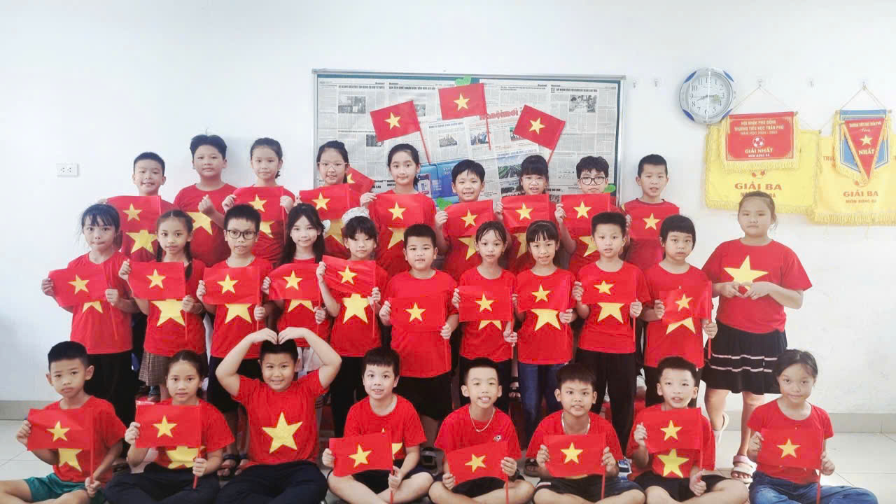 Thầy và trò trường Tiểu học Trần Phú rực rỡ cờ hoa chào mừng kỷ niệm 80 năm, ngày Cách mạng Tháng Tám thành công (19/8/1945- 19/8/2025) và Quốc khánh 2/9 (2/9/1945 - 2/9/2025)- Ảnh 4. Thầy và trò trường Tiểu học Trần Phú rực rỡ cờ hoa chào mừng kỷ niệm 80 năm, ngày Cách mạng Tháng Tám thành công (19/8/1945- 19/8/2025) và Quốc khánh 2/9 (2/9/1945 - 2/9/2025)- Ảnh 4.