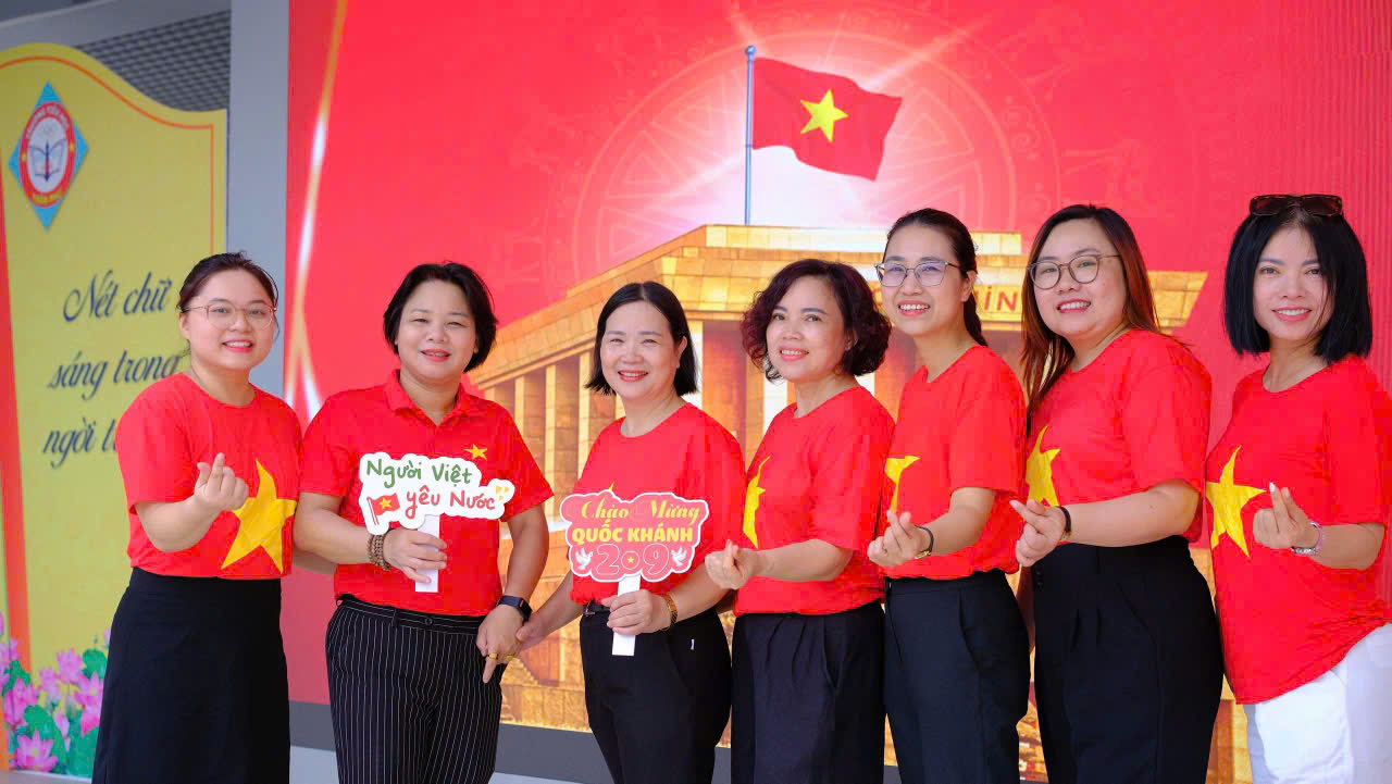 Thầy và trò trường Tiểu học Trần Phú rực rỡ cờ hoa chào mừng kỷ niệm 80 năm, ngày Cách mạng Tháng Tám thành công (19/8/1945- 19/8/2025) và Quốc khánh 2/9 (2/9/1945 - 2/9/2025)- Ảnh 9. Thầy và trò trường Tiểu học Trần Phú rực rỡ cờ hoa chào mừng kỷ niệm 80 năm, ngày Cách mạng Tháng Tám thành công (19/8/1945- 19/8/2025) và Quốc khánh 2/9 (2/9/1945 - 2/9/2025)- Ảnh 9.
