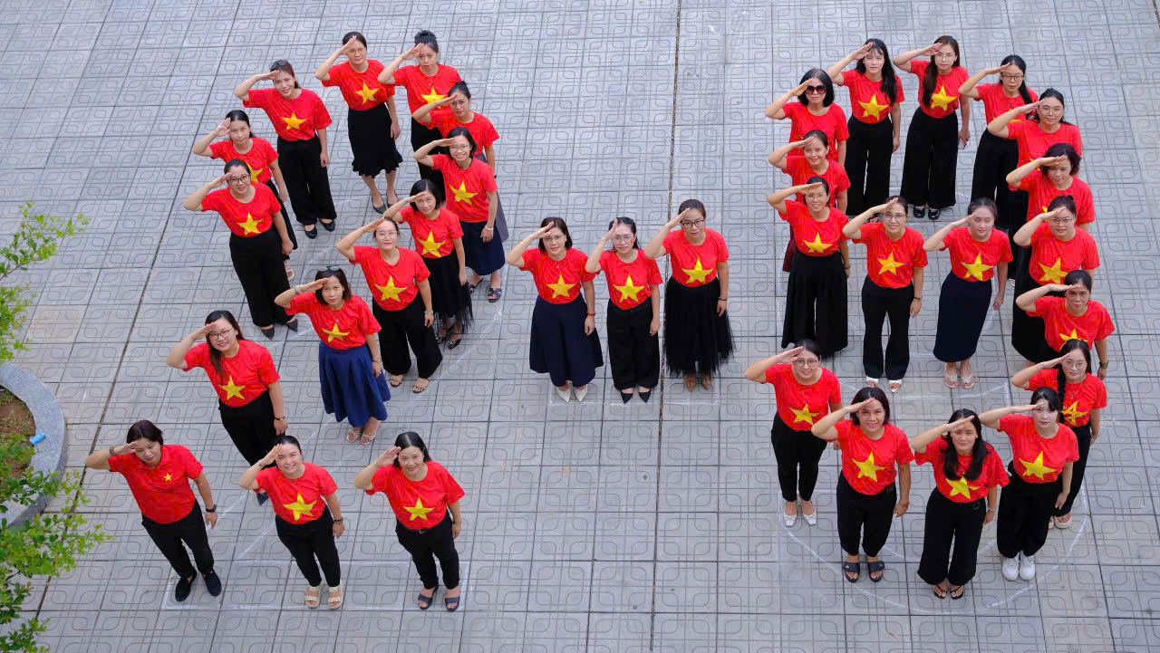 Thầy và trò trường Tiểu học Trần Phú rực rỡ cờ hoa chào mừng kỷ niệm 80 năm, ngày Cách mạng Tháng Tám thành công (19/8/1945- 19/8/2025) và Quốc khánh 2/9 (2/9/1945 - 2/9/2025)- Ảnh 5. Thầy và trò trường Tiểu học Trần Phú rực rỡ cờ hoa chào mừng kỷ niệm 80 năm, ngày Cách mạng Tháng Tám thành công (19/8/1945- 19/8/2025) và Quốc khánh 2/9 (2/9/1945 - 2/9/2025)- Ảnh 5.