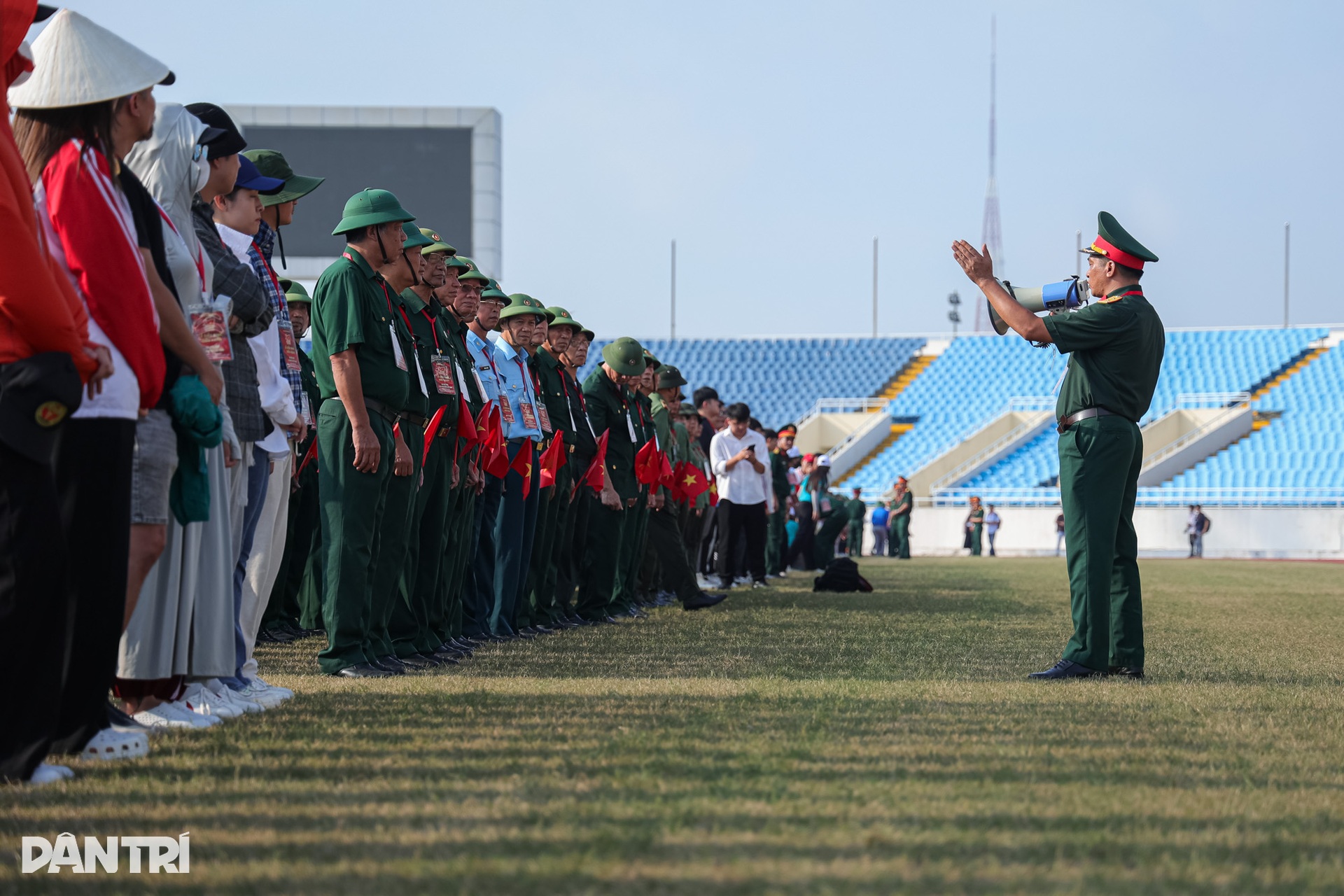 Dàn nghệ sĩ nổi tiếng hào hứng hợp luyện diễu hành tại sân vận động Mỹ Đình- Ảnh 8. Dàn nghệ sĩ nổi tiếng hào hứng hợp luyện diễu hành tại sân vận động Mỹ Đình- Ảnh 8.