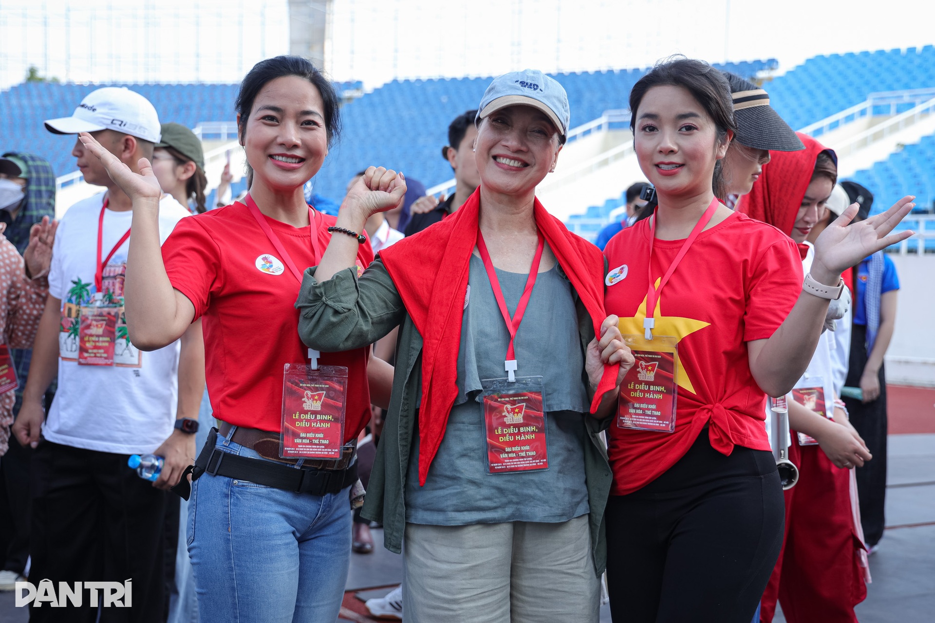Dàn nghệ sĩ nổi tiếng hào hứng hợp luyện diễu hành tại sân vận động Mỹ Đình- Ảnh 4. Dàn nghệ sĩ nổi tiếng hào hứng hợp luyện diễu hành tại sân vận động Mỹ Đình- Ảnh 4.
