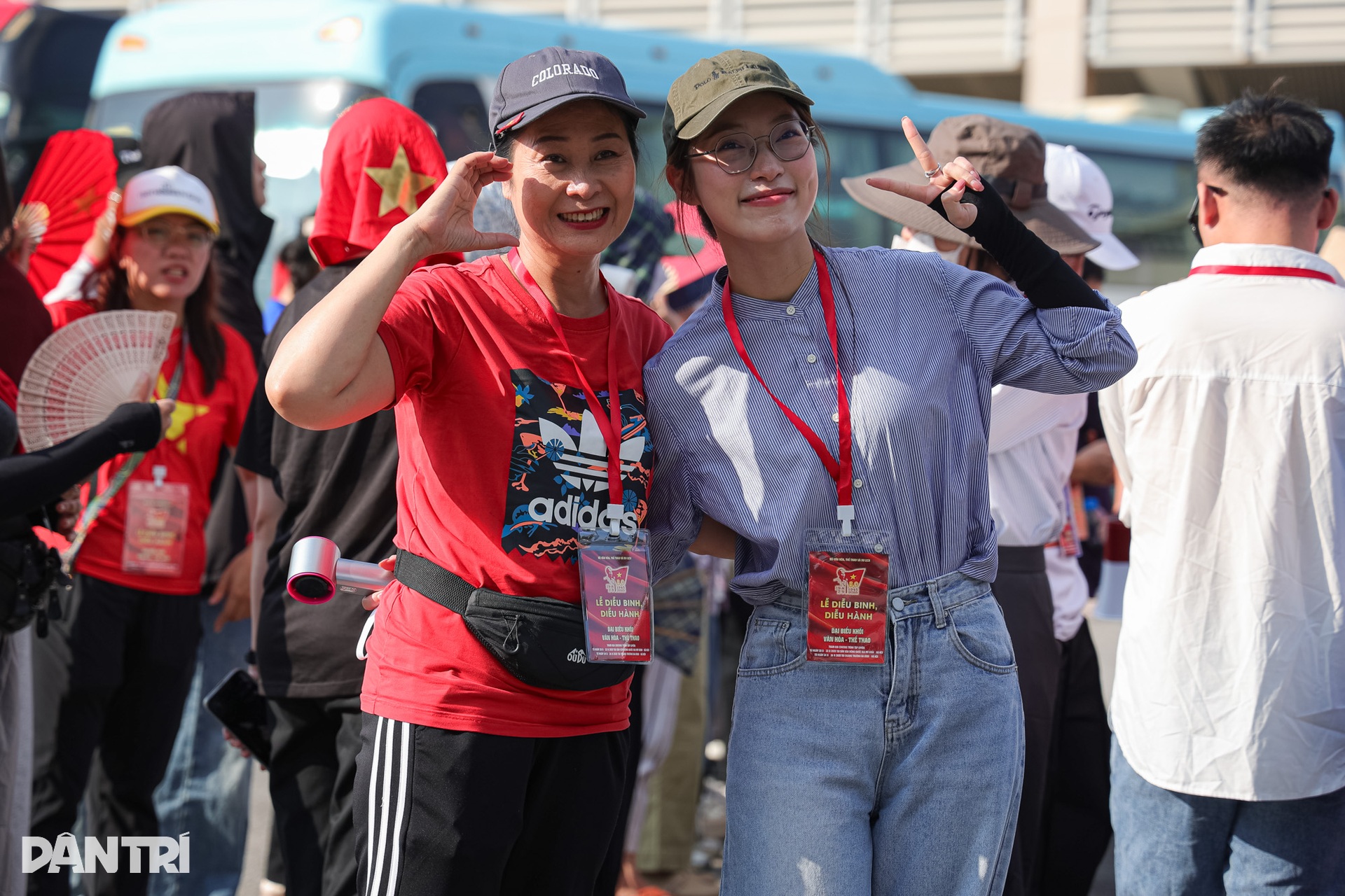 Dàn nghệ sĩ nổi tiếng hào hứng hợp luyện diễu hành tại sân vận động Mỹ Đình- Ảnh 6. Dàn nghệ sĩ nổi tiếng hào hứng hợp luyện diễu hành tại sân vận động Mỹ Đình- Ảnh 6.