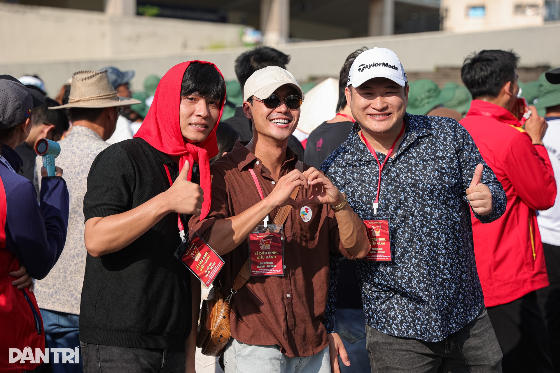 Dàn nghệ sĩ nổi tiếng hào hứng hợp luyện diễu hành tại sân vận động Mỹ Đình- Ảnh 7. Dàn nghệ sĩ nổi tiếng hào hứng hợp luyện diễu hành tại sân vận động Mỹ Đình- Ảnh 7.