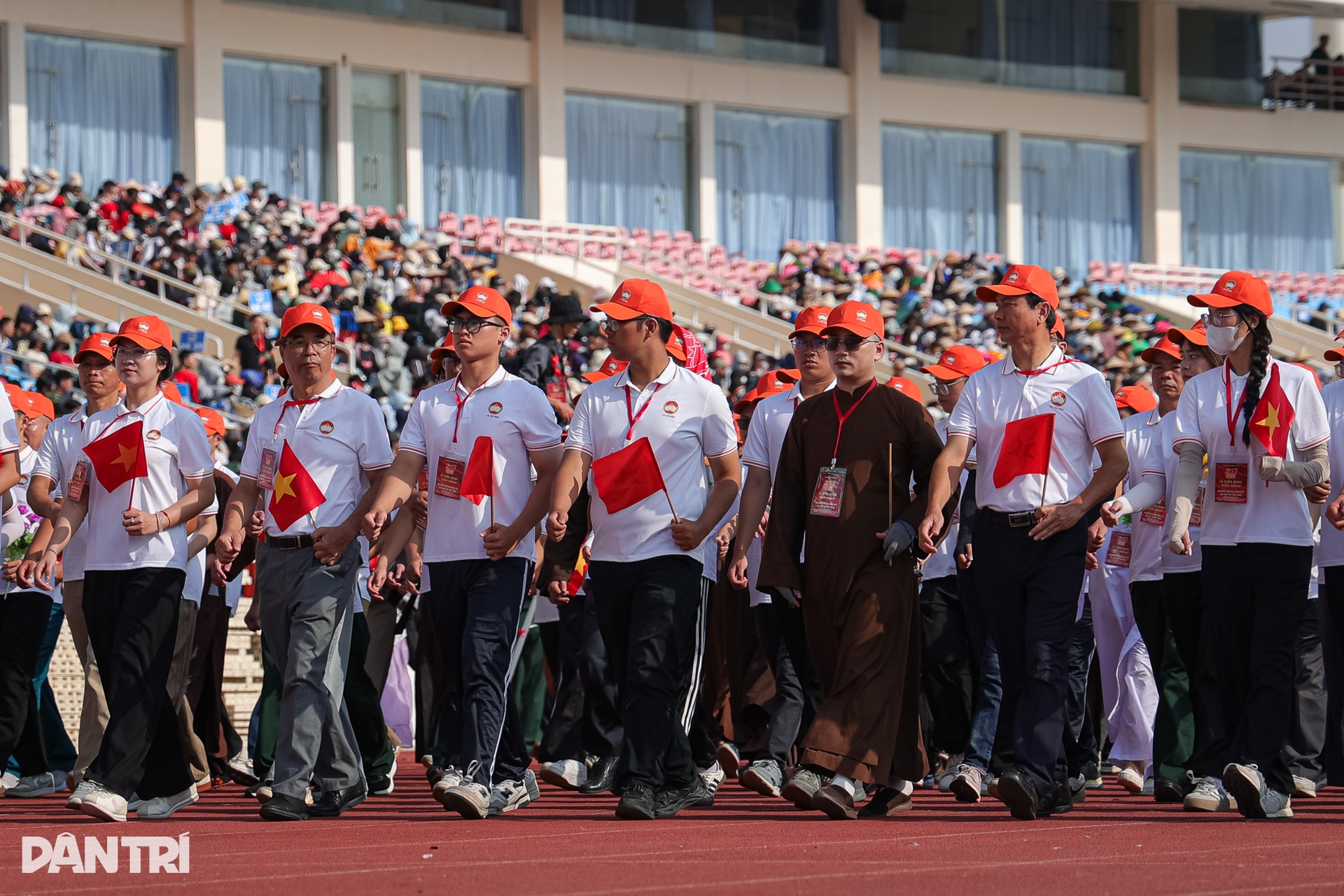 Dàn nghệ sĩ nổi tiếng hào hứng hợp luyện diễu hành tại sân vận động Mỹ Đình- Ảnh 12. Dàn nghệ sĩ nổi tiếng hào hứng hợp luyện diễu hành tại sân vận động Mỹ Đình- Ảnh 12.