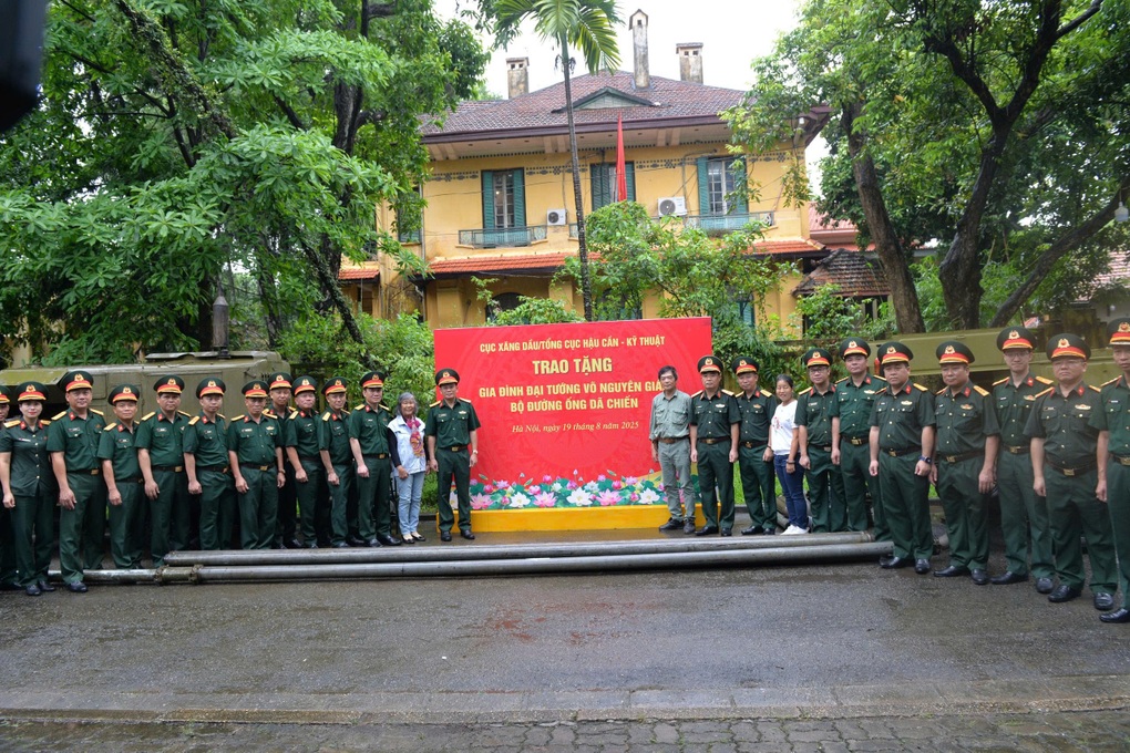 Tặng gia đình Đại tướng Võ Nguyên Giáp kỷ vật đường ống xăng dầu Trường Sơn- Ảnh 1.