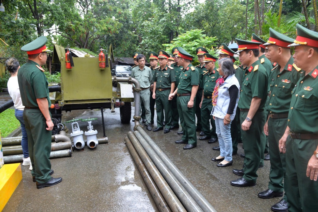 Tặng gia đình Đại tướng Võ Nguyên Giáp kỷ vật đường ống xăng dầu Trường Sơn- Ảnh 2.