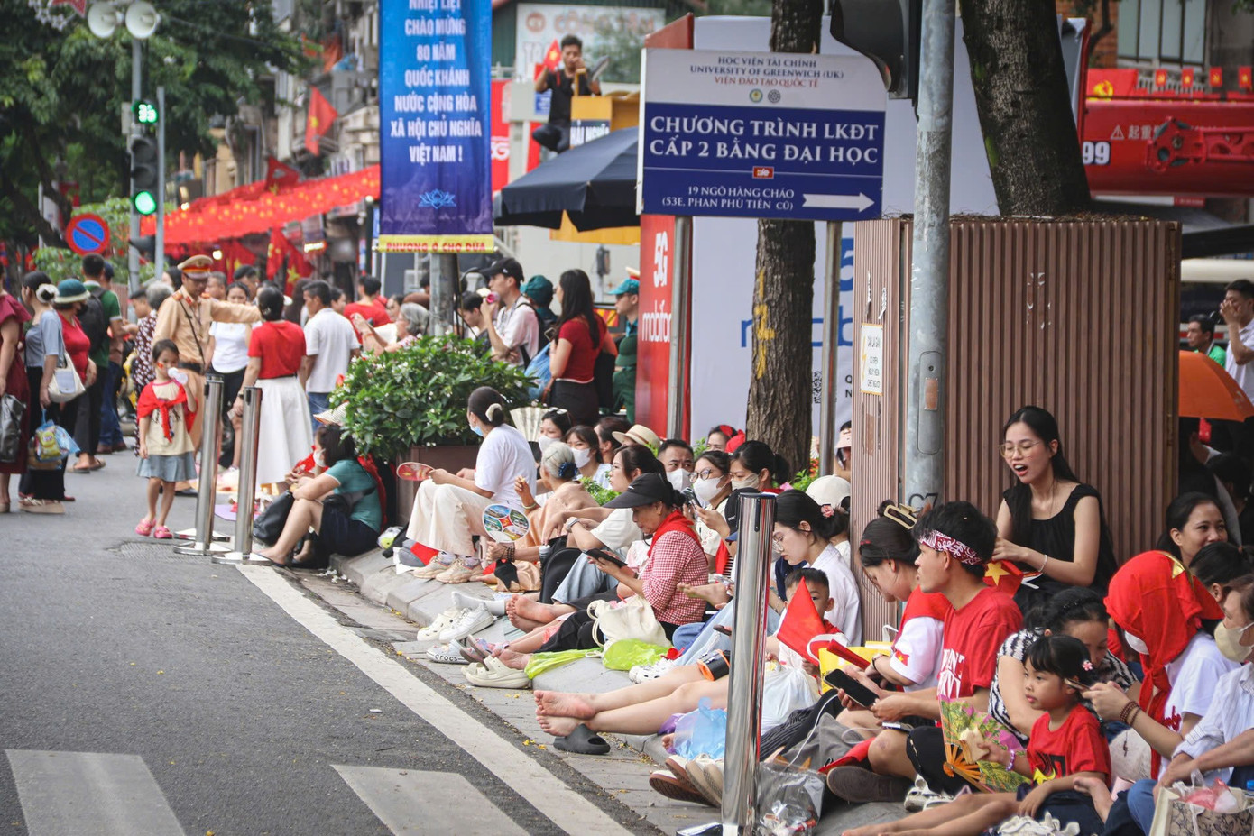 Live: Giữa rừng cờ hoa, hàng nghìn người dân cất cao ca khúc 'Như có Bác trong ngày đại thắng'- Ảnh 31. Live: Giữa rừng cờ hoa, hàng nghìn người dân cất cao ca khúc 'Như có Bác trong ngày đại thắng'- Ảnh 31.