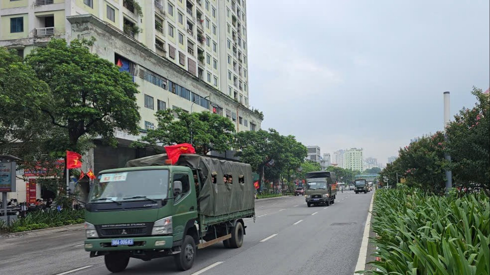 Live: Giữa rừng cờ hoa, hàng nghìn người dân cất cao ca khúc 'Như có Bác trong ngày đại thắng'- Ảnh 11. Live: Giữa rừng cờ hoa, hàng nghìn người dân cất cao ca khúc 'Như có Bác trong ngày đại thắng'- Ảnh 11.