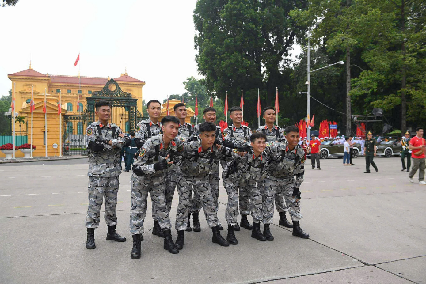 Live: Giữa rừng cờ hoa, hàng nghìn người dân cất cao ca khúc 'Như có Bác trong ngày đại thắng'- Ảnh 1. Live: Giữa rừng cờ hoa, hàng nghìn người dân cất cao ca khúc 'Như có Bác trong ngày đại thắng'- Ảnh 1.