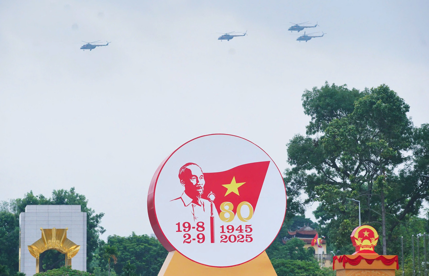 Live: Giữa rừng cờ hoa, hàng nghìn người dân cất cao ca khúc 'Như có Bác trong ngày đại thắng'- Ảnh 33. Live: Giữa rừng cờ hoa, hàng nghìn người dân cất cao ca khúc 'Như có Bác trong ngày đại thắng'- Ảnh 33.