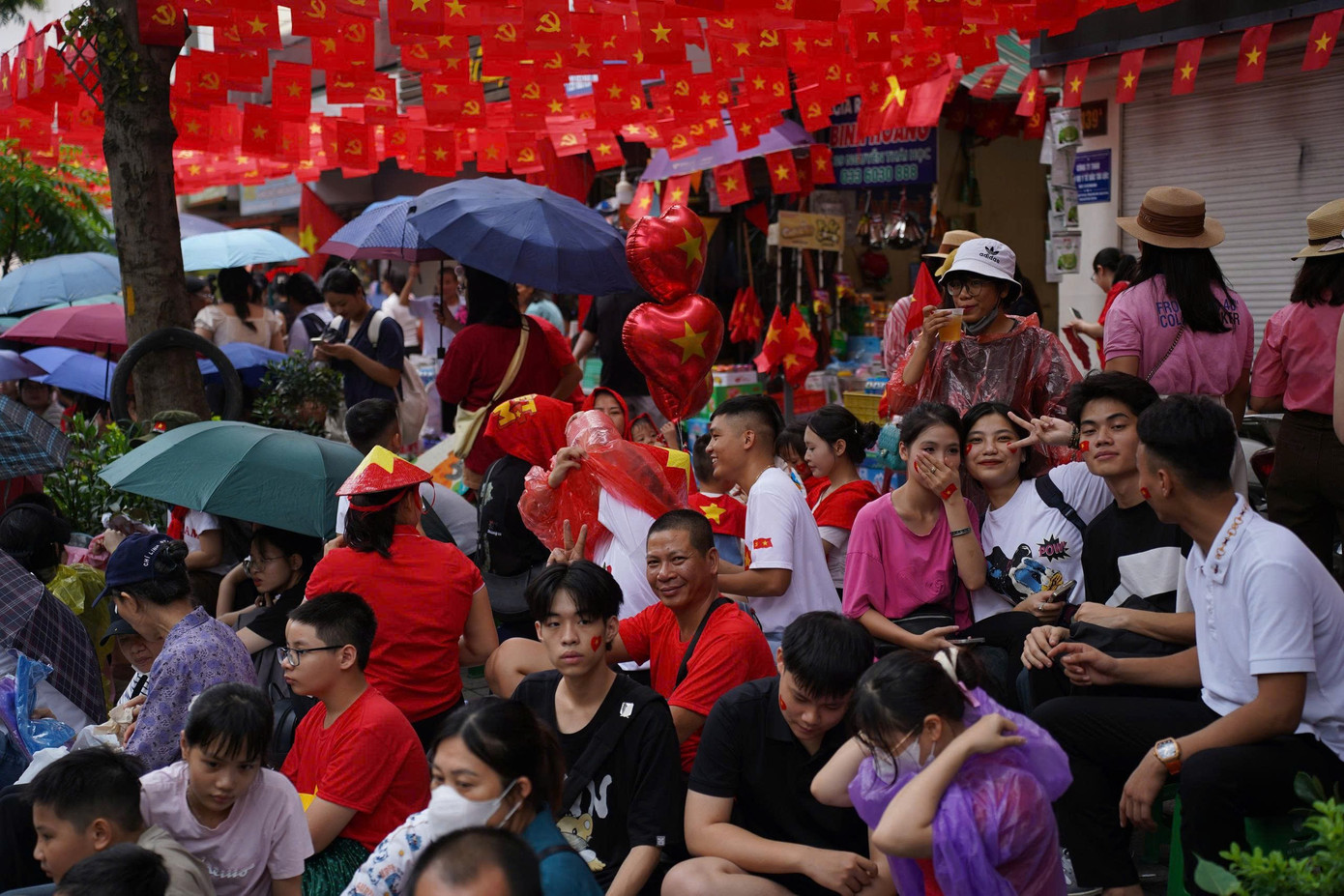 Live: Giữa rừng cờ hoa, hàng nghìn người dân cất cao ca khúc 'Như có Bác trong ngày đại thắng'- Ảnh 13. Live: Giữa rừng cờ hoa, hàng nghìn người dân cất cao ca khúc 'Như có Bác trong ngày đại thắng'- Ảnh 13.