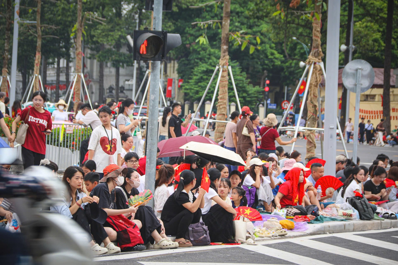 Live: Giữa rừng cờ hoa, hàng nghìn người dân cất cao ca khúc 'Như có Bác trong ngày đại thắng'- Ảnh 30. Live: Giữa rừng cờ hoa, hàng nghìn người dân cất cao ca khúc 'Như có Bác trong ngày đại thắng'- Ảnh 30.