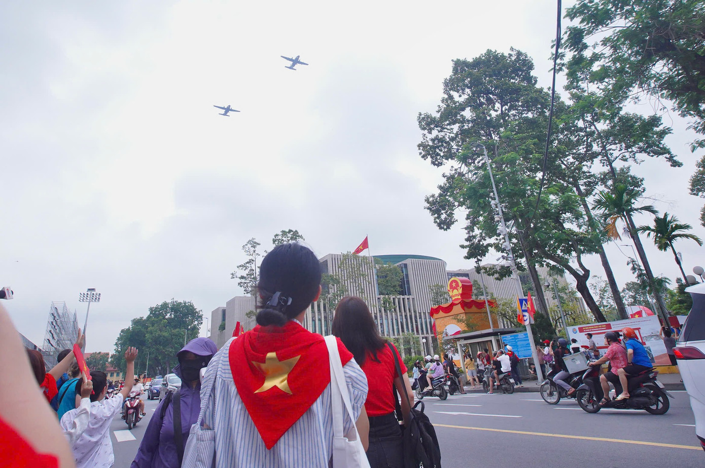 Live: Giữa rừng cờ hoa, hàng nghìn người dân cất cao ca khúc 'Như có Bác trong ngày đại thắng'- Ảnh 36. Live: Giữa rừng cờ hoa, hàng nghìn người dân cất cao ca khúc 'Như có Bác trong ngày đại thắng'- Ảnh 36.