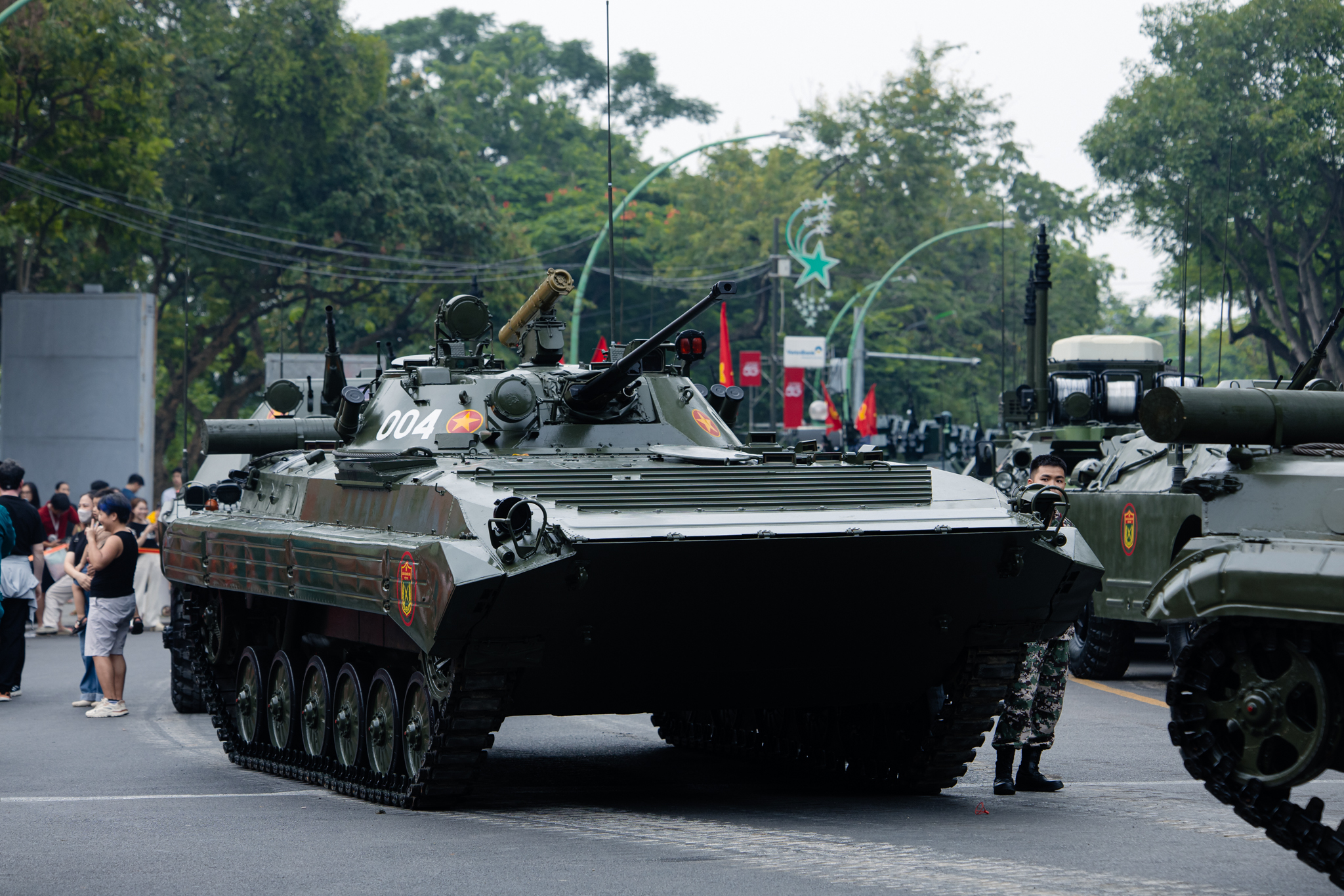 Các đoàn xe tăng, xe thiết giáp đang tiến về quảng trường Ba Đình trong tiếng hò reo của người dân trước giờ Tổng hợp luyện- Ảnh 3. Các đoàn xe tăng, xe thiết giáp đang tiến về quảng trường Ba Đình trong tiếng hò reo của người dân trước giờ Tổng hợp luyện- Ảnh 3.