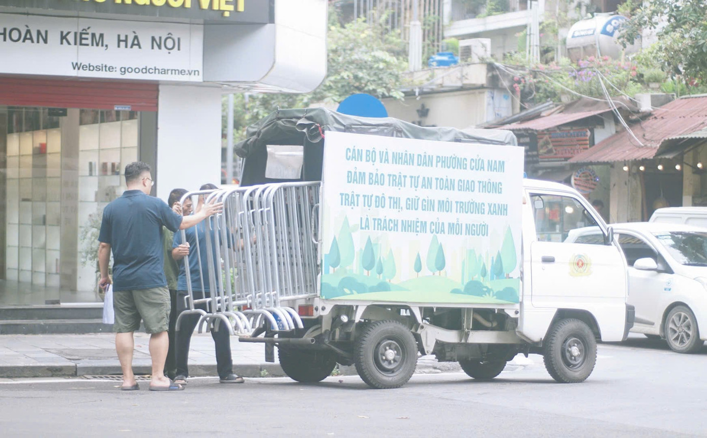 Live: Giữa rừng cờ hoa, hàng nghìn người dân cất cao ca khúc 'Như có Bác trong ngày đại thắng'- Ảnh 42. Live: Giữa rừng cờ hoa, hàng nghìn người dân cất cao ca khúc 'Như có Bác trong ngày đại thắng'- Ảnh 42.