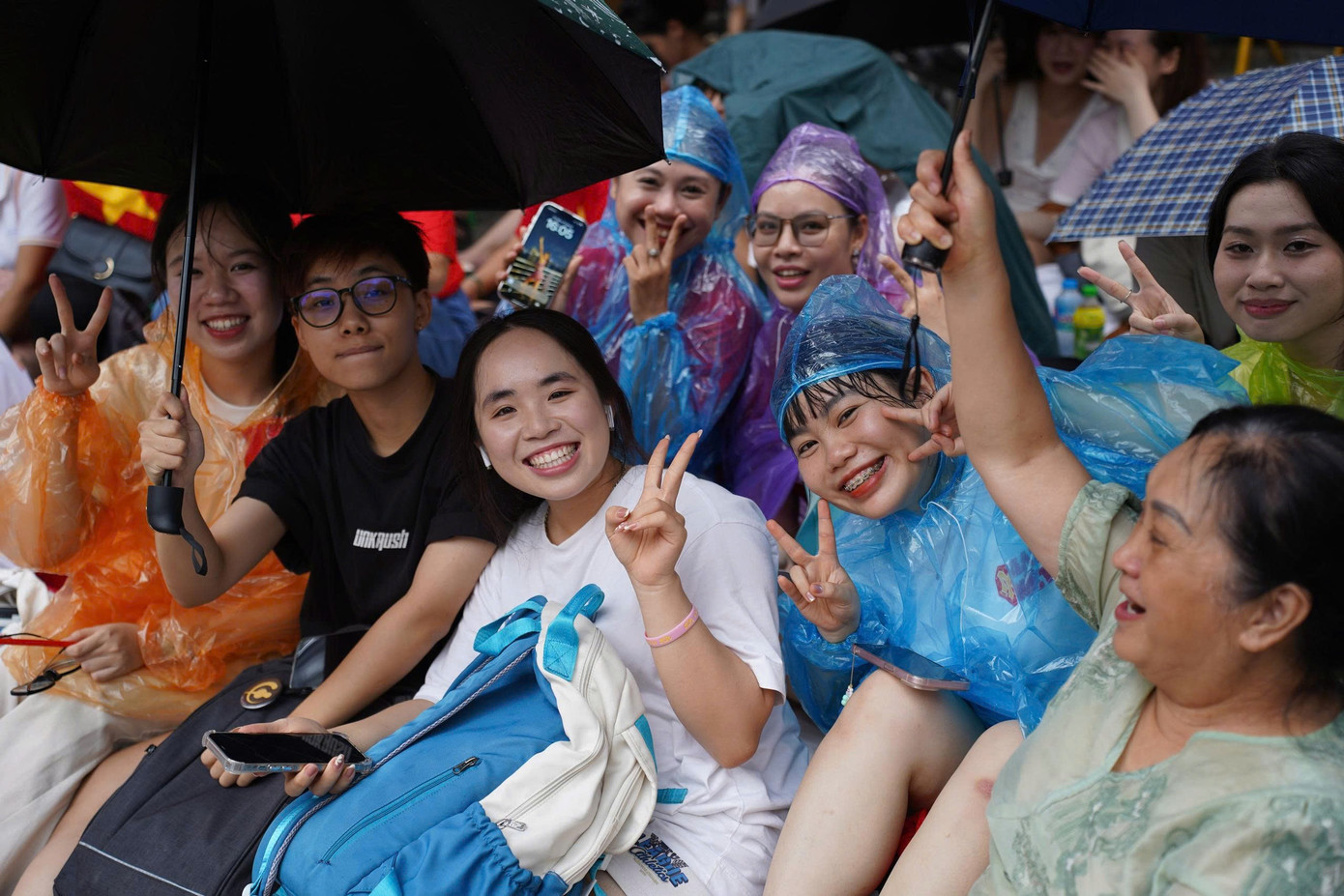 Live: Giữa rừng cờ hoa, hàng nghìn người dân cất cao ca khúc 'Như có Bác trong ngày đại thắng'- Ảnh 14. Live: Giữa rừng cờ hoa, hàng nghìn người dân cất cao ca khúc 'Như có Bác trong ngày đại thắng'- Ảnh 14.