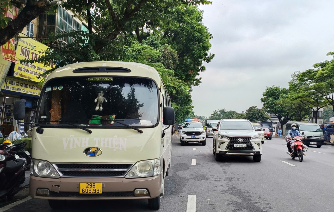 Live: Giữa rừng cờ hoa, hàng nghìn người dân cất cao ca khúc 'Như có Bác trong ngày đại thắng'- Ảnh 43. Live: Giữa rừng cờ hoa, hàng nghìn người dân cất cao ca khúc 'Như có Bác trong ngày đại thắng'- Ảnh 43.