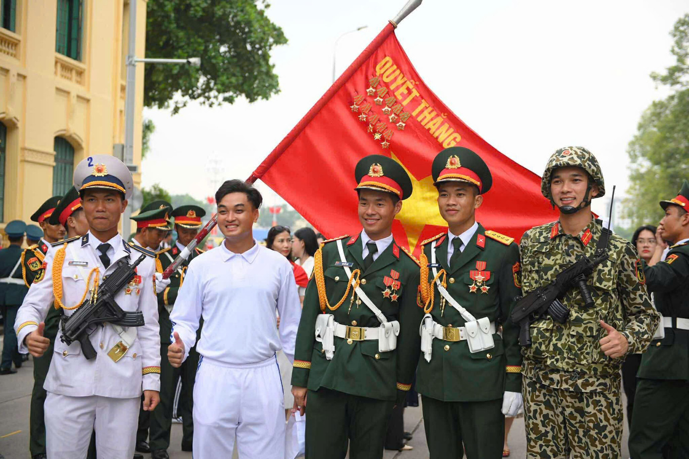 Live: Giữa rừng cờ hoa, hàng nghìn người dân cất cao ca khúc 'Như có Bác trong ngày đại thắng'- Ảnh 6. Live: Giữa rừng cờ hoa, hàng nghìn người dân cất cao ca khúc 'Như có Bác trong ngày đại thắng'- Ảnh 6.