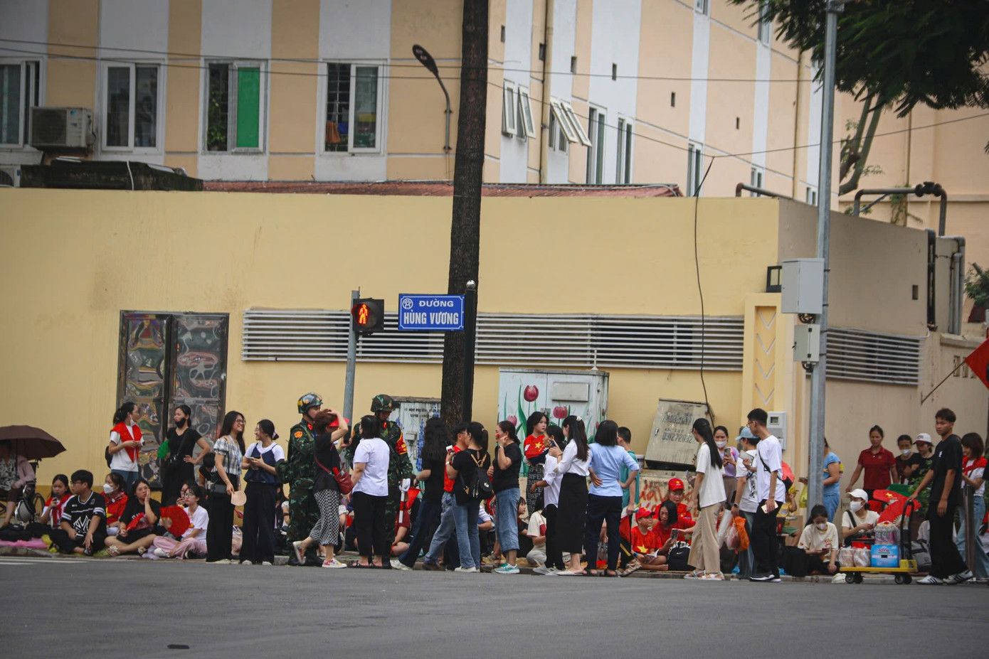 Live: Giữa rừng cờ hoa, hàng nghìn người dân cất cao ca khúc 'Như có Bác trong ngày đại thắng'- Ảnh 32. Live: Giữa rừng cờ hoa, hàng nghìn người dân cất cao ca khúc 'Như có Bác trong ngày đại thắng'- Ảnh 32.