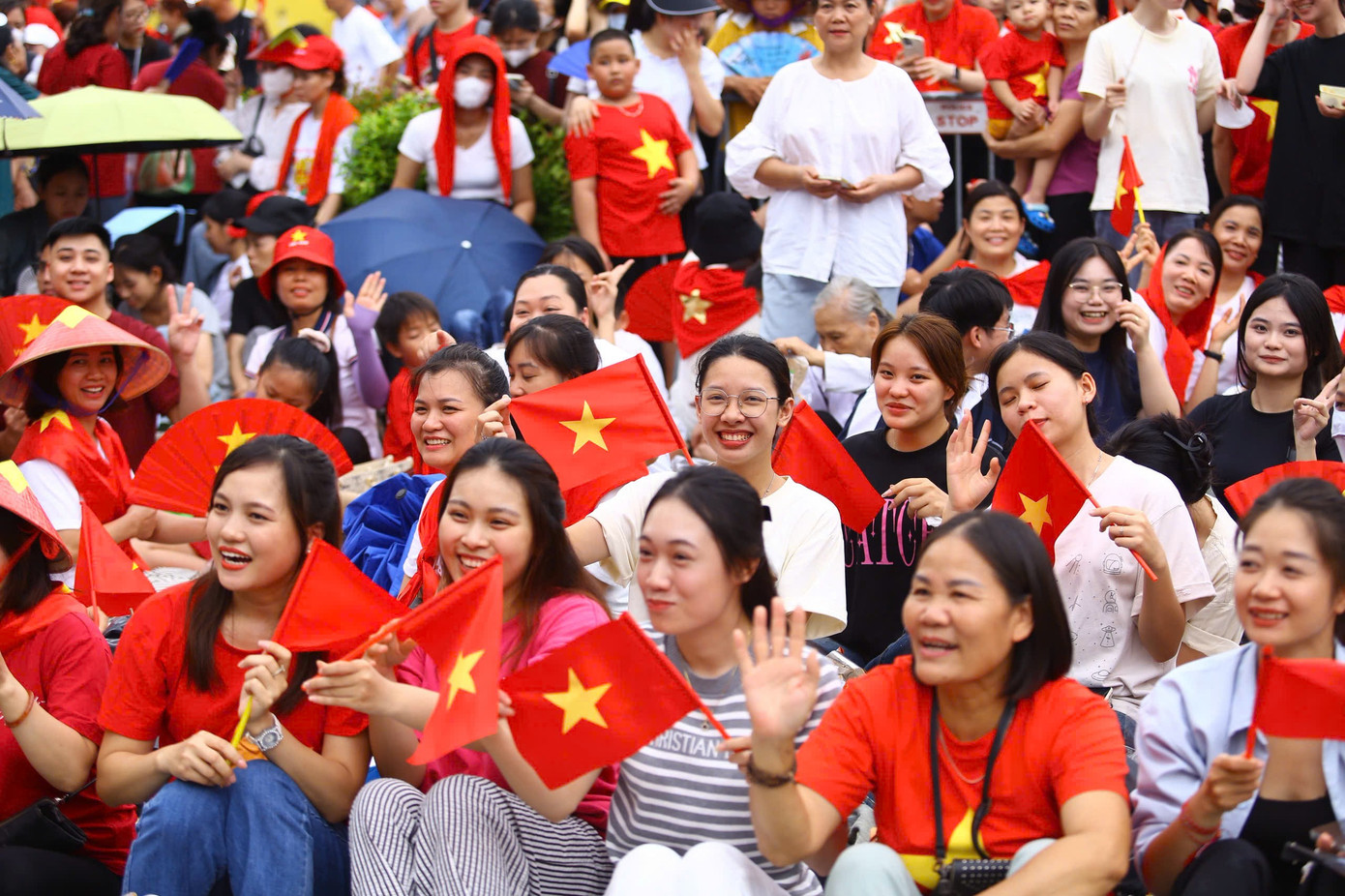 Live: Giữa rừng cờ hoa, hàng nghìn người dân cất cao ca khúc 'Như có Bác trong ngày đại thắng'- Ảnh 19. Live: Giữa rừng cờ hoa, hàng nghìn người dân cất cao ca khúc 'Như có Bác trong ngày đại thắng'- Ảnh 19.