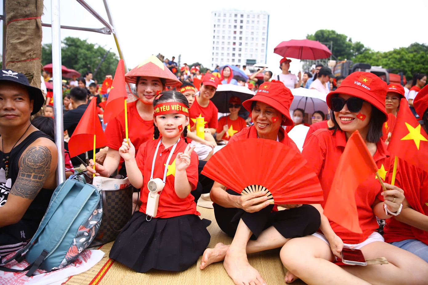 Live: Giữa rừng cờ hoa, hàng nghìn người dân cất cao ca khúc 'Như có Bác trong ngày đại thắng'- Ảnh 18. Live: Giữa rừng cờ hoa, hàng nghìn người dân cất cao ca khúc 'Như có Bác trong ngày đại thắng'- Ảnh 18.