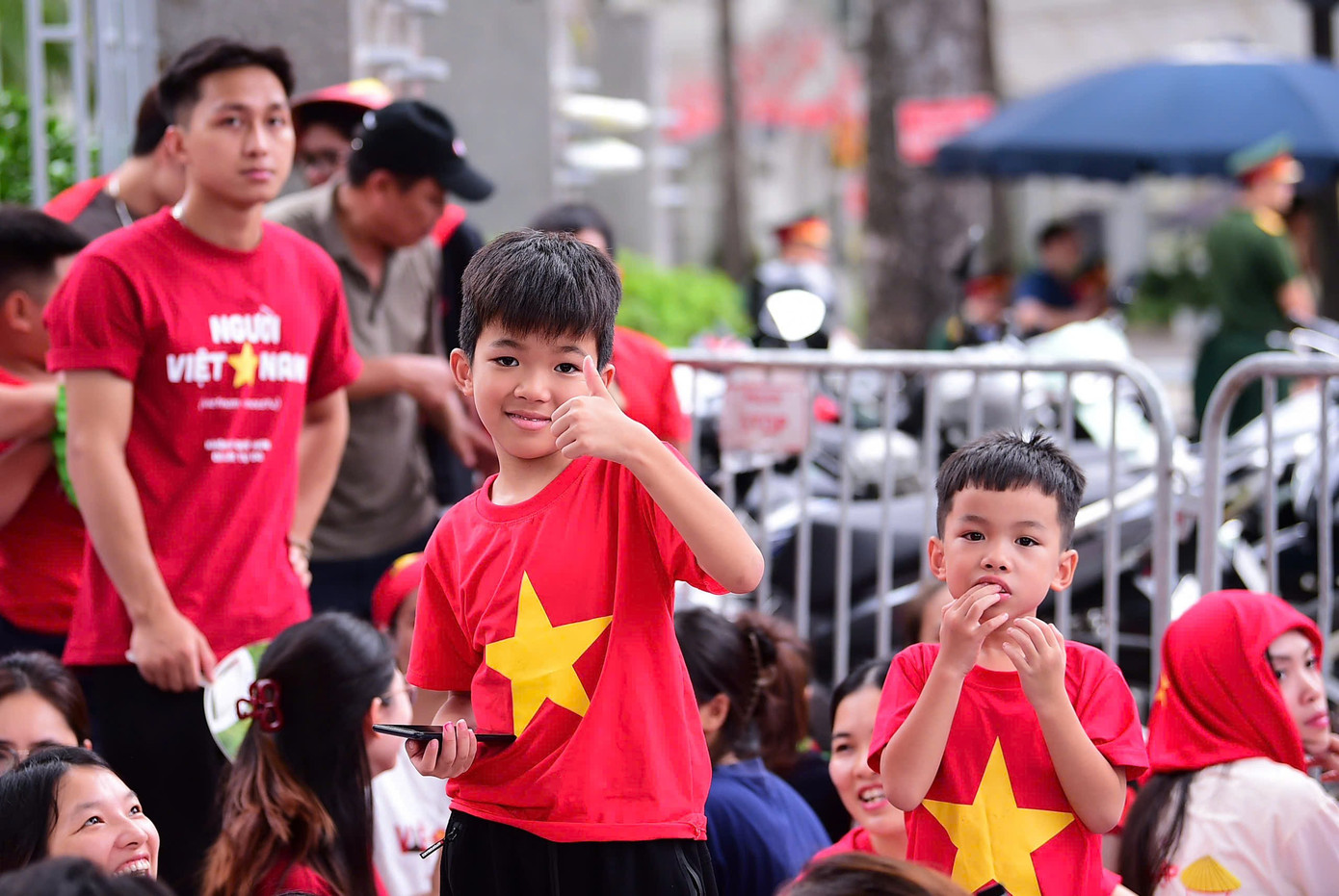 Live: Giữa rừng cờ hoa, hàng nghìn người dân cất cao ca khúc 'Như có Bác trong ngày đại thắng'- Ảnh 21. Live: Giữa rừng cờ hoa, hàng nghìn người dân cất cao ca khúc 'Như có Bác trong ngày đại thắng'- Ảnh 21.