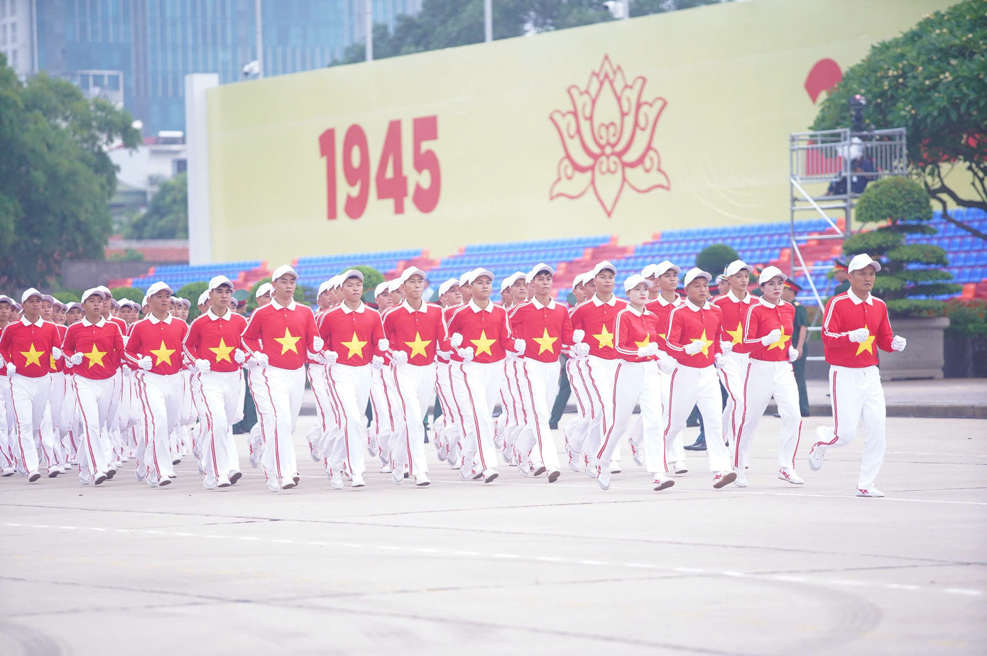 Live: Giữa rừng cờ hoa, hàng nghìn người dân cất cao ca khúc 'Như có Bác trong ngày đại thắng'- Ảnh 7. Live: Giữa rừng cờ hoa, hàng nghìn người dân cất cao ca khúc 'Như có Bác trong ngày đại thắng'- Ảnh 7.