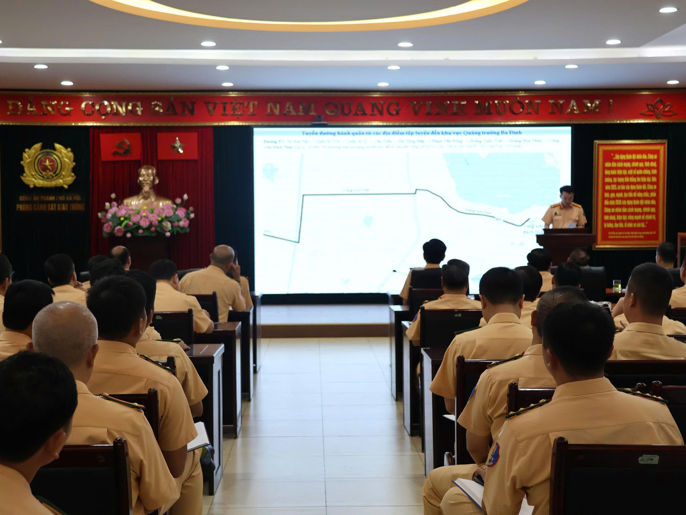 Live: Giữa rừng cờ hoa, hàng nghìn người dân cất cao ca khúc 'Như có Bác trong ngày đại thắng'- Ảnh 45. Live: Giữa rừng cờ hoa, hàng nghìn người dân cất cao ca khúc 'Như có Bác trong ngày đại thắng'- Ảnh 45.