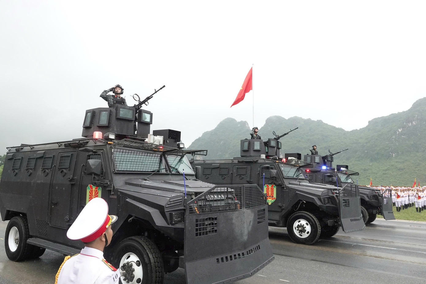 Live: Giữa rừng cờ hoa, hàng nghìn người dân cất cao ca khúc 'Như có Bác trong ngày đại thắng'- Ảnh 48. Live: Giữa rừng cờ hoa, hàng nghìn người dân cất cao ca khúc 'Như có Bác trong ngày đại thắng'- Ảnh 48.