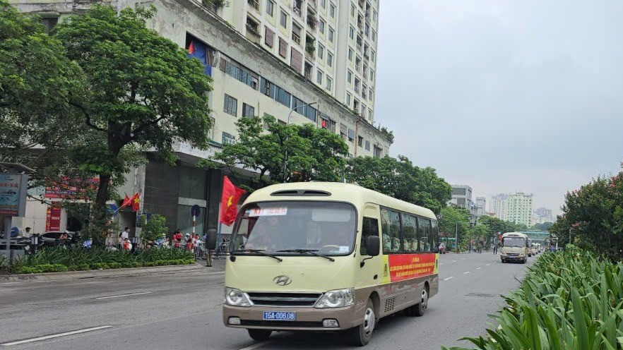 Live: Giữa rừng cờ hoa, hàng nghìn người dân cất cao ca khúc 'Như có Bác trong ngày đại thắng'- Ảnh 12. Live: Giữa rừng cờ hoa, hàng nghìn người dân cất cao ca khúc 'Như có Bác trong ngày đại thắng'- Ảnh 12.