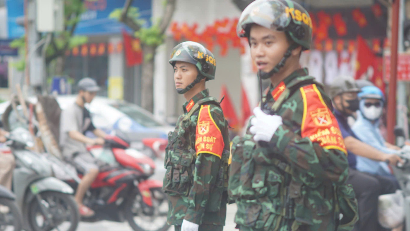 Live: Giữa rừng cờ hoa, hàng nghìn người dân cất cao ca khúc 'Như có Bác trong ngày đại thắng'- Ảnh 44. Live: Giữa rừng cờ hoa, hàng nghìn người dân cất cao ca khúc 'Như có Bác trong ngày đại thắng'- Ảnh 44.