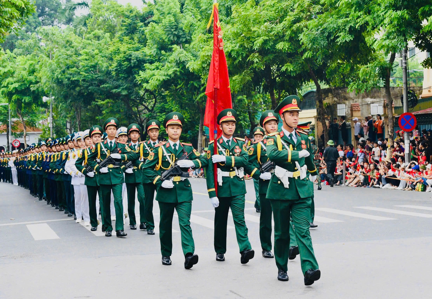 Live: Giữa rừng cờ hoa, hàng nghìn người dân cất cao ca khúc 'Như có Bác trong ngày đại thắng'- Ảnh 8. Live: Giữa rừng cờ hoa, hàng nghìn người dân cất cao ca khúc 'Như có Bác trong ngày đại thắng'- Ảnh 8.
