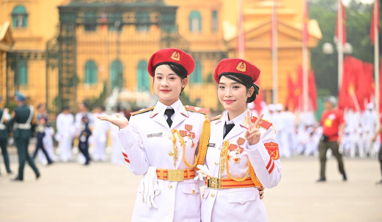 Những "bông hồng thép" tại buổi Tổng hợp luyện đầu tiên cho Lễ diễu binh, diễu hành 2/9- Ảnh 1.