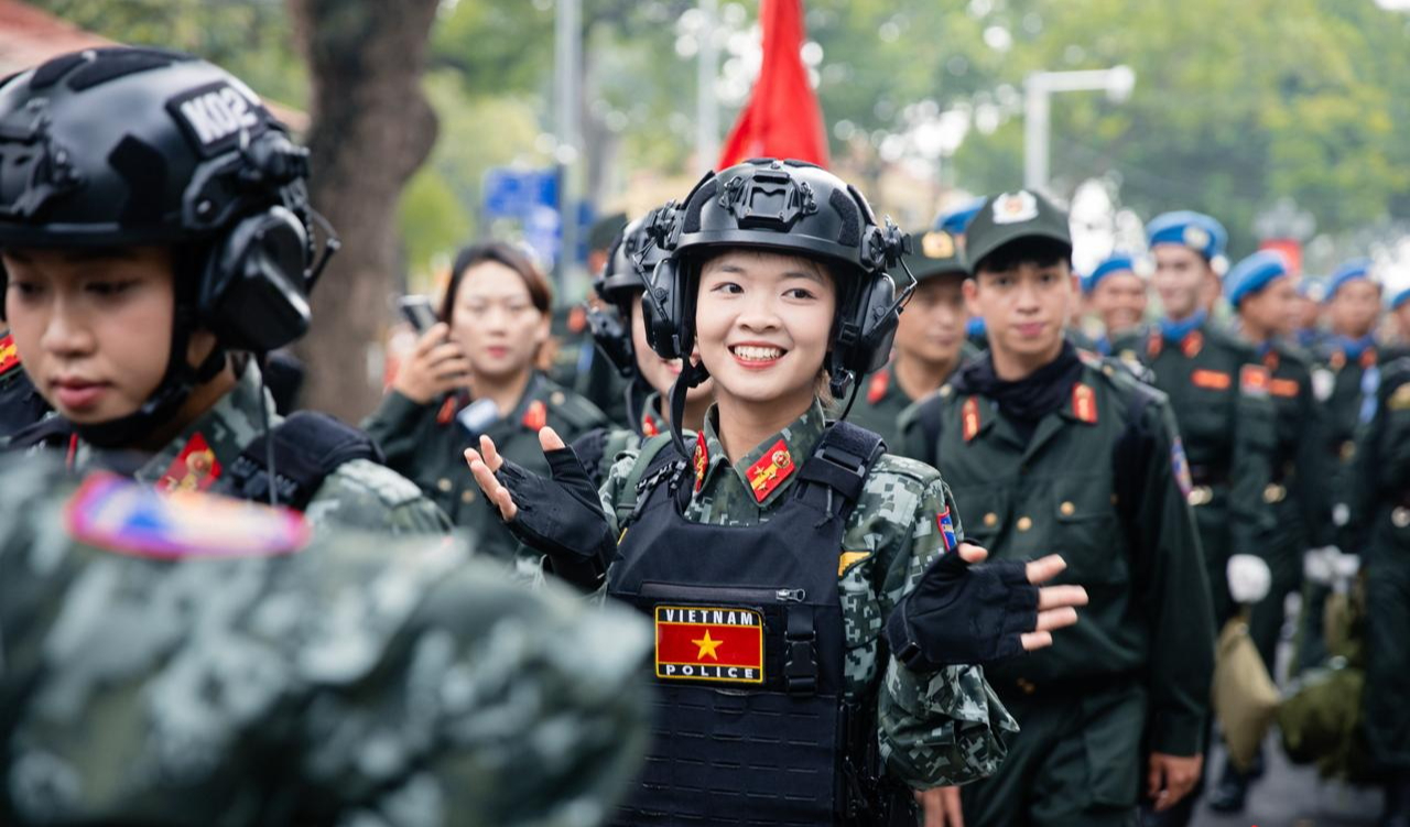 Những "bông hồng thép" tại buổi Tổng hợp luyện đầu tiên cho Lễ diễu binh, diễu hành 2/9- Ảnh 2. Những "bông hồng thép" tại buổi Tổng hợp luyện đầu tiên cho Lễ diễu binh, diễu hành 2/9- Ảnh 2.